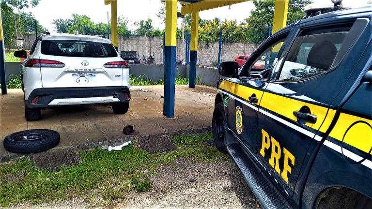 Empresário é flagrado com carro de luxo roubado e drogas na BR 116