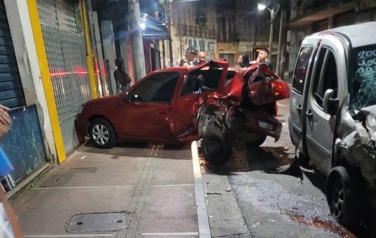 Motorista perde controle de carro e bate em outro veículo na Baixa dos Sapateiros