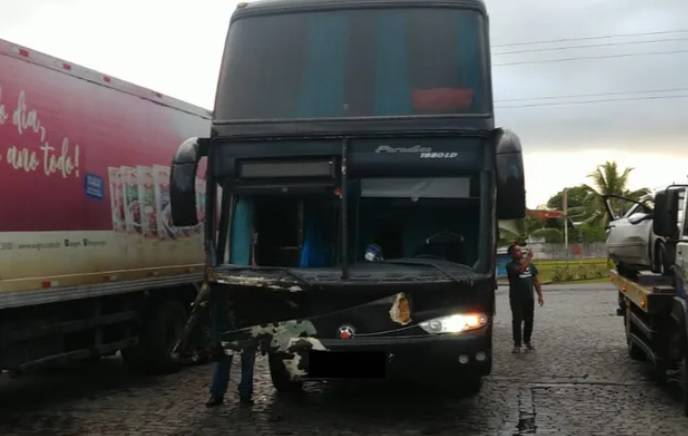 Ônibus de banda se envolve em acidente na Bahia; filhos de artistas estavam no veículo