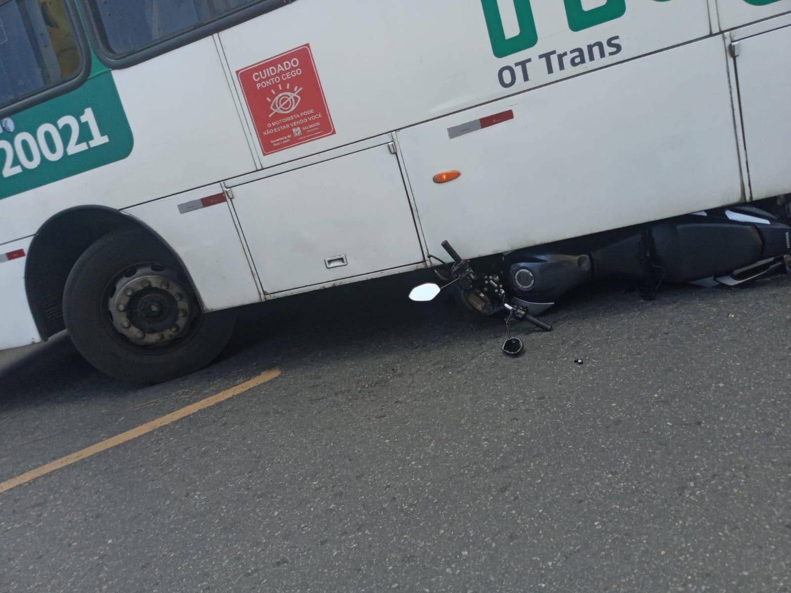 Moto fica presa embaixo de ônibus após acidente em Salvador