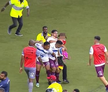 MP pede medida protetiva para criança carregada durante para ato de violência em jogo