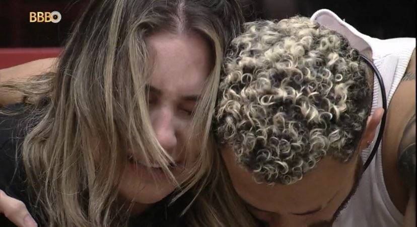 BBB 23: Amanda pega camisa de Cara de Sapato e borrifa perfume do lutador após expulsão por assédio