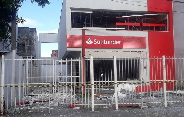 Fortemente armados, bandidos explodem agência bancária e geram pânico em Periperi