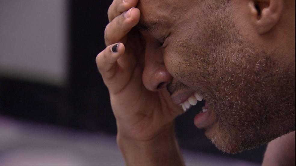 Fred Nicácio chora na Casa do Reencontro do BBB 23: "Parece um pesadelo esse lugar"