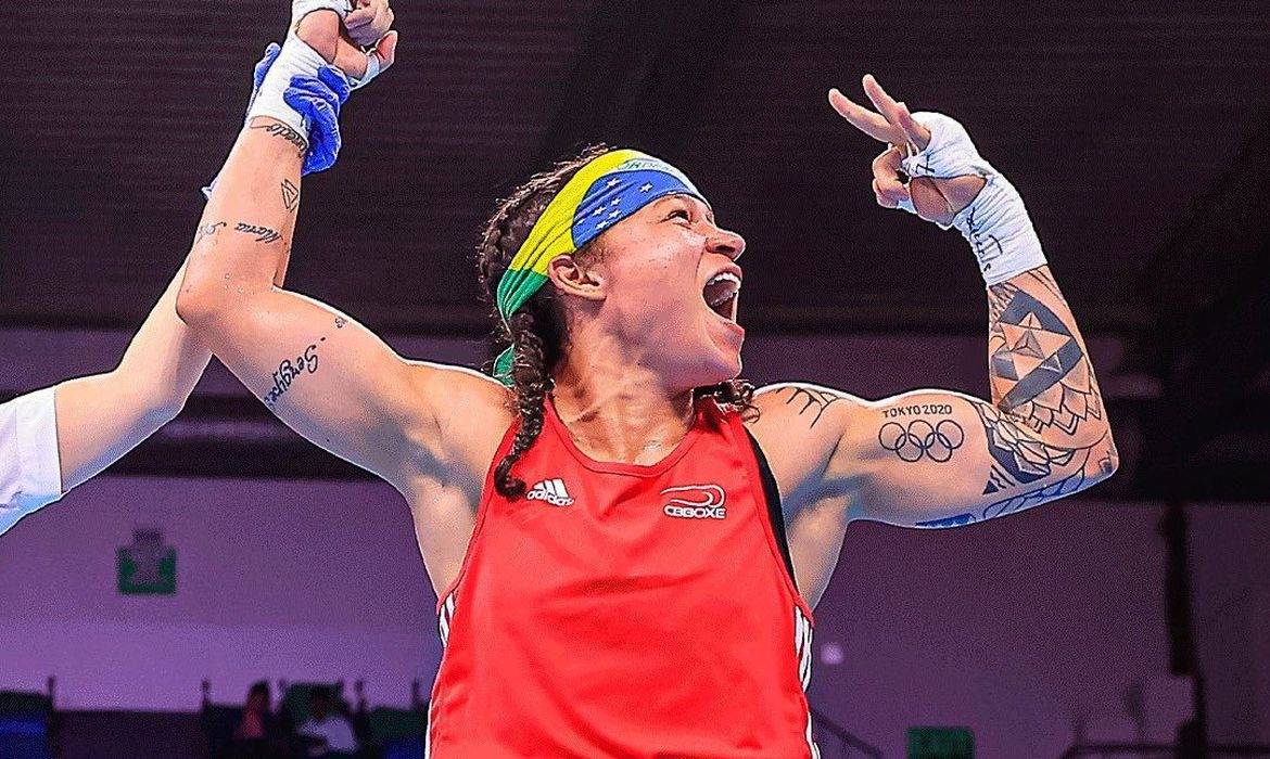 É da Bahia! Bia Ferreira vence semi e vai disputar sua 3ª final mundial de boxe