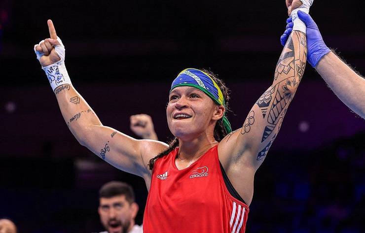 Pugilista baiana Bia Ferreira faz história e se consagra bicampeã mundial de boxe