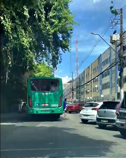 Menino é flagrado pendurado em ônibus na Federação; vídeo