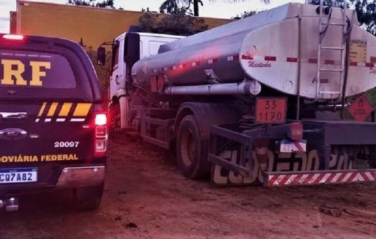 PRF apreende 10 mil litros de cachaça acondicionados em caminhão-tanque de transporte de combustível