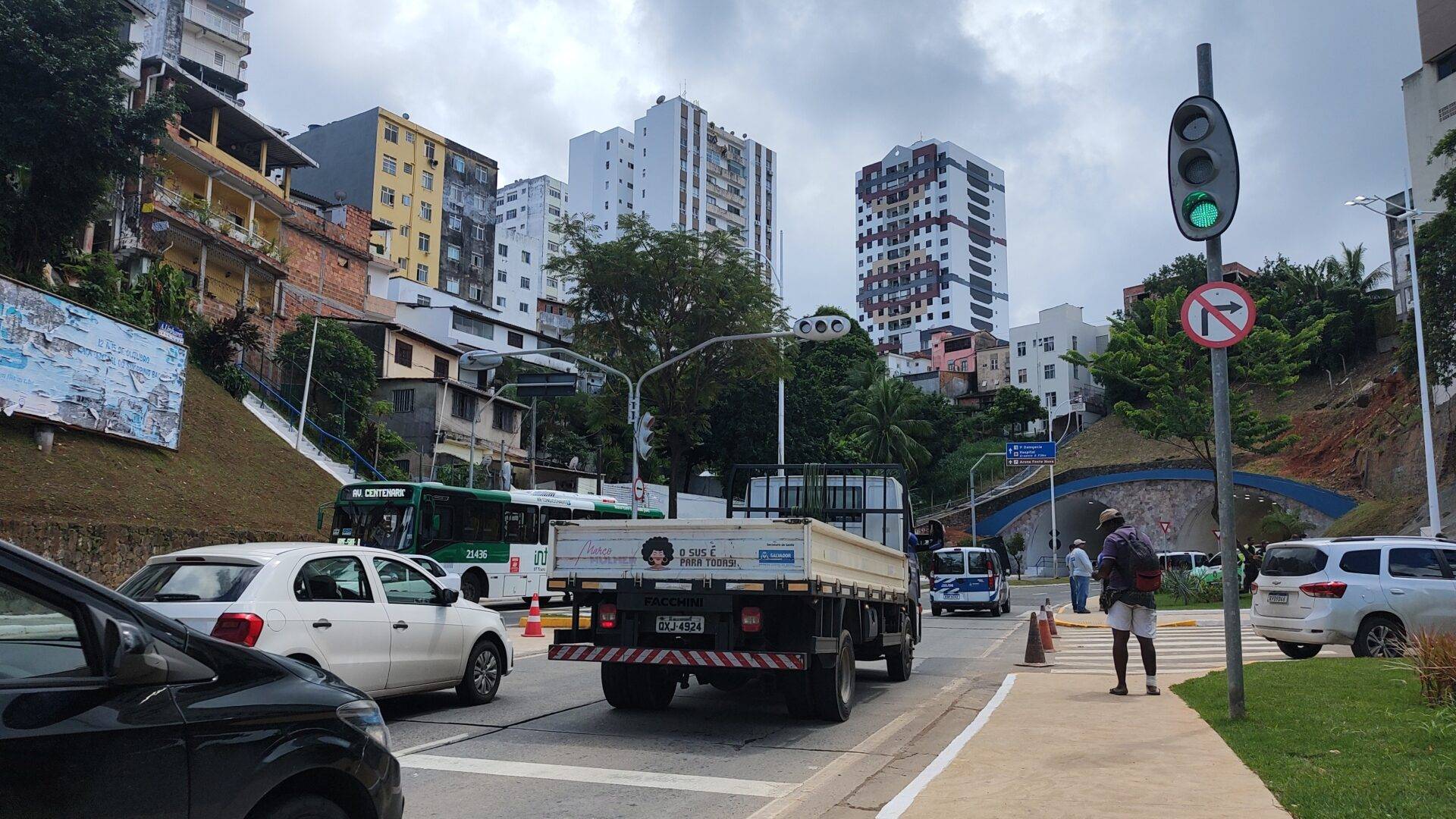 Novo acesso de veículos à Av. Centenário pela Av. Reitor Miguel Calmon é aberto