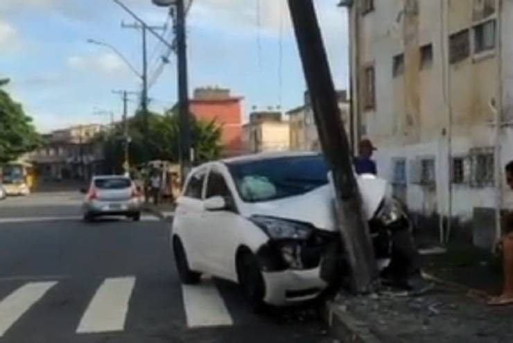 Motorista perde controle de carro e colide com poste no Cabula VI, em Salvador