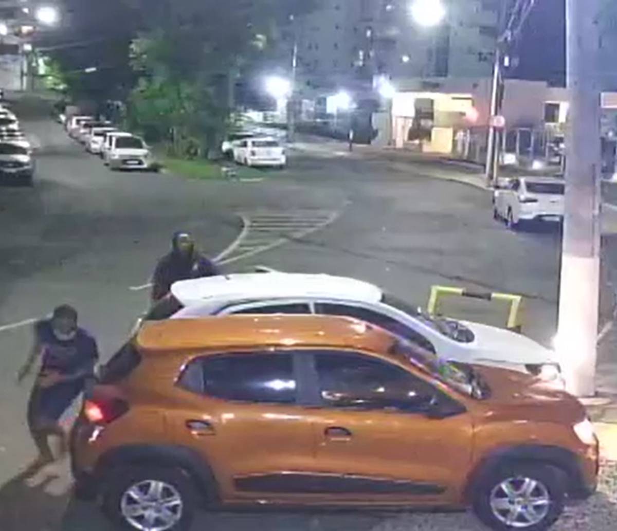 Motorista reage a assalto e consegue escapar com carro no bairro da Pituba