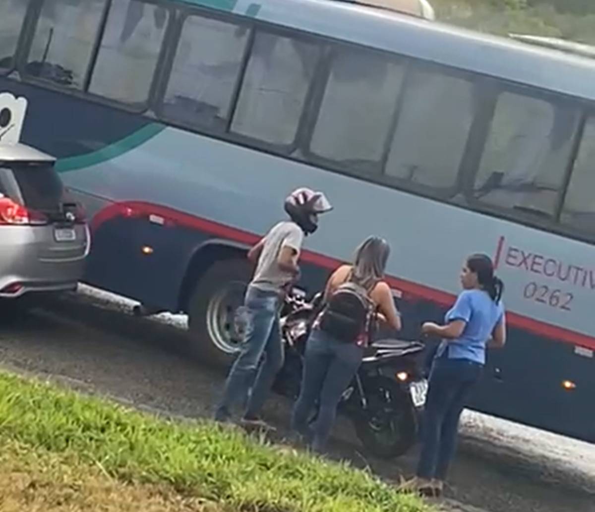 Vídeo flagra homem roubando moto na "Via Parafuso"; vítimas são duas mulheres