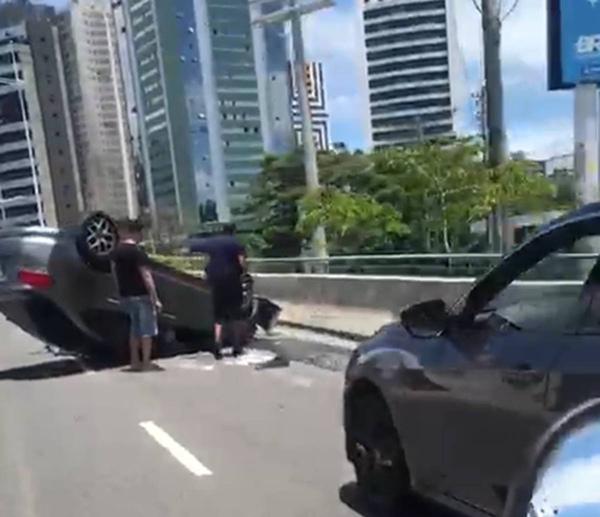 Carro capota na Avenida ACM; duas pessoas ocupavam veículo