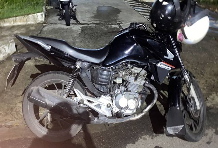 Policiais militares prendem dupla armada com moto roubada em Itapuã