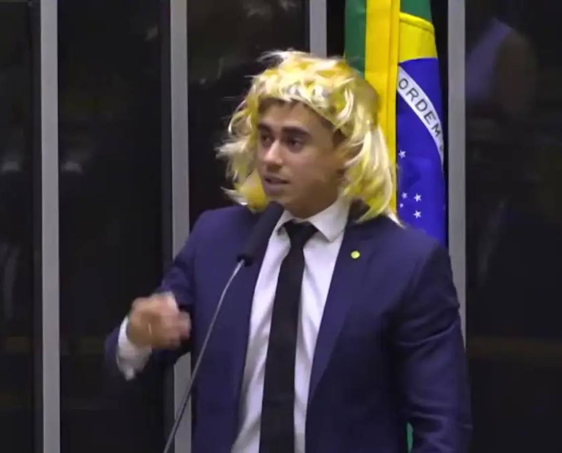 Após usar peruca em sessão na Câmara, deputado bolsonarista volta a cometer transfobia: “Histeria”