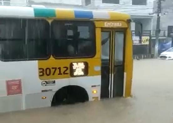 Vídeos mostram alagamentos e transtornos causados pela chuva em Salvador