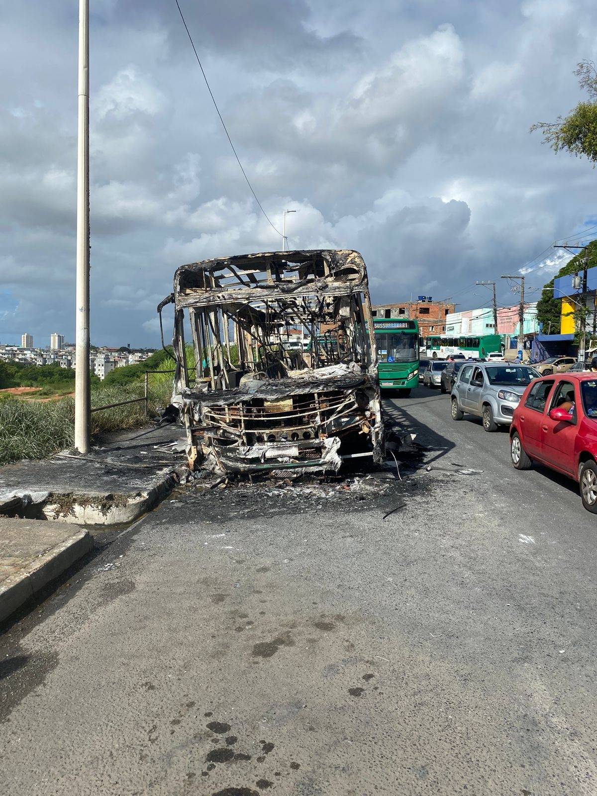 Após incêndio criminoso, sindicato avalia se ônibus circularão por Sussuarana; vídeo