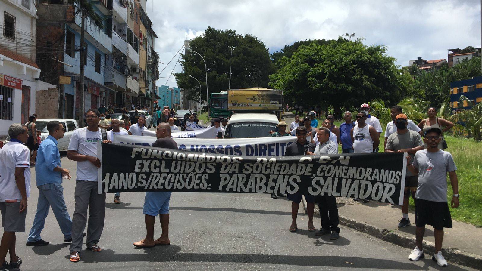 Ex-funcionários da extinta CSN fazem protesto na saída da Estação da Lapa