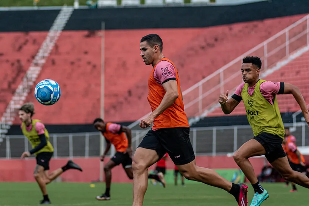 Com retorno de Fumaça, Vitória faz novo treino tático pensando no Londrina