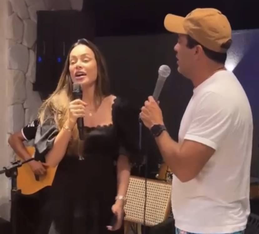 “Evidências”: De ‘shortinho’ e camisa, Bruno Reis solta a voz ao lado da esposa durante ‘feriadão’