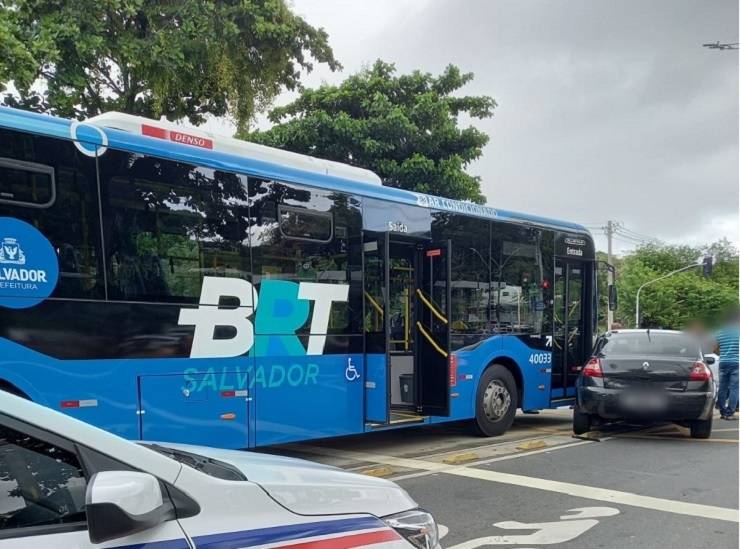 Colisão entre carro e ônibus do BRT provoca lentidão no trânsito, em Salvador