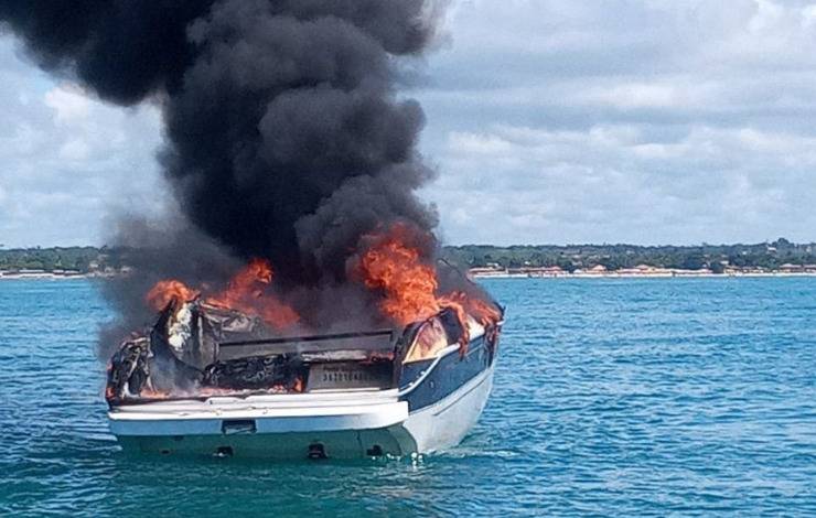 Lancha pega fogo e náufraga em Cabrália, Sul da Bahia; vídeo surpreende