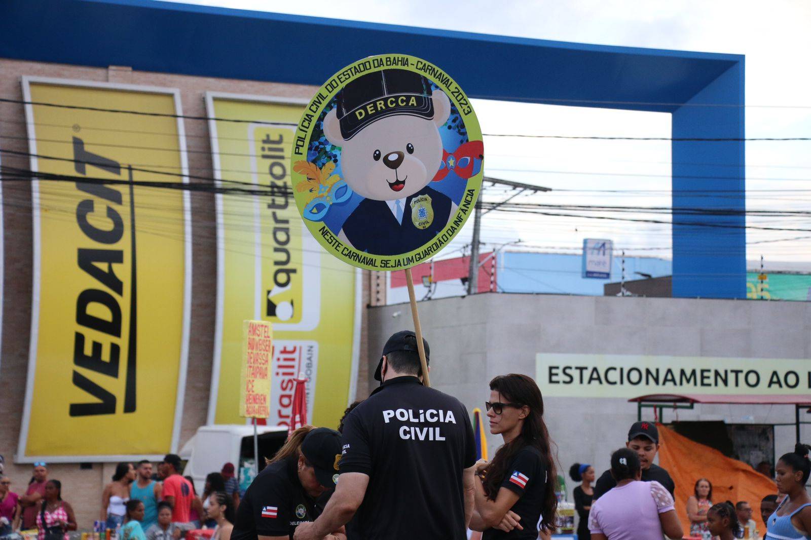 Delegacia de polícia orienta pais sobre cuidado com crianças na Micareta de Feira