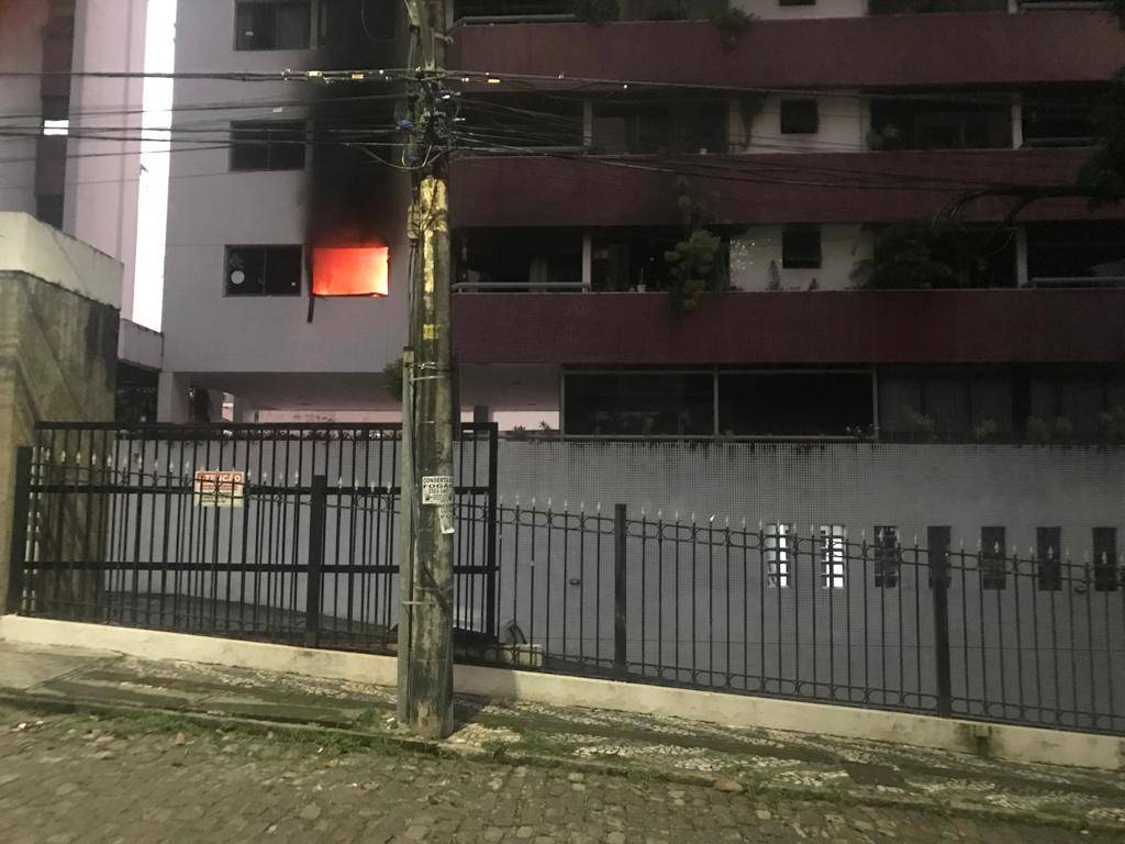 Incêndio atinge apartamento na Pituba