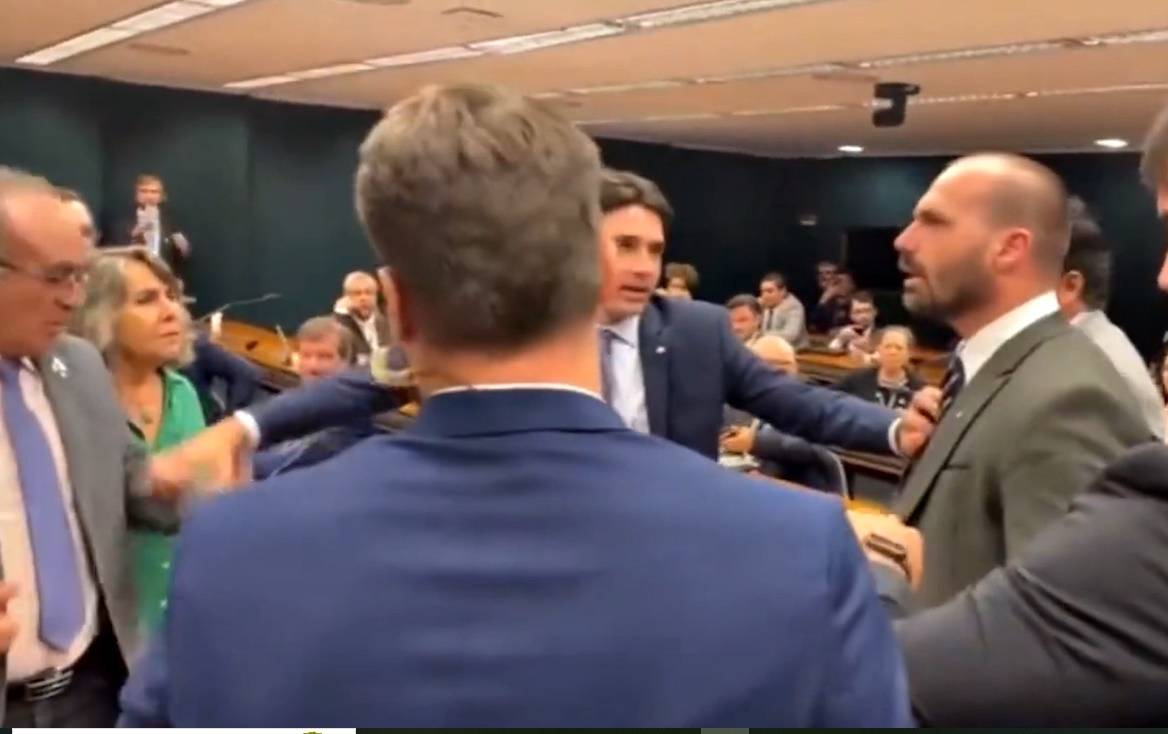 Eduardo Bolsonaro discute com deputado petista por facada em ex-presidente; “seu viad*”