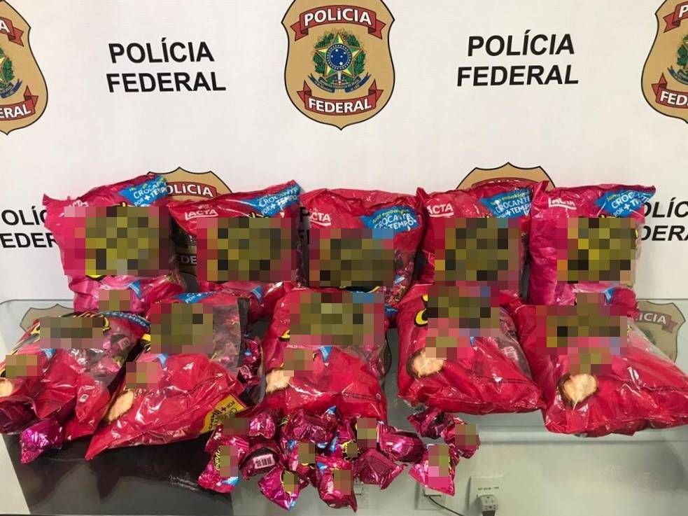 Recheio diferente: mulher é presa com bombons com cocaína