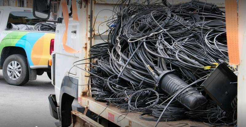 Em três meses, Coelba remove 65 toneladas de cabos irregulares de telefonia e internet