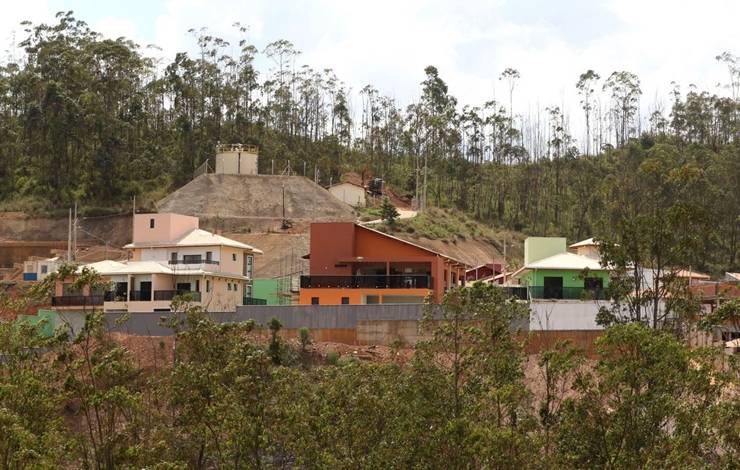 Sete anos e meio após tragédia, quatro famílias recebem casas em Mariana