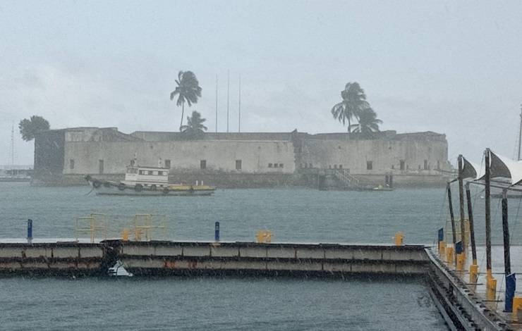 Domingo e feriado têm sol encoberto e chuva rápida em Salvador; veja previsão