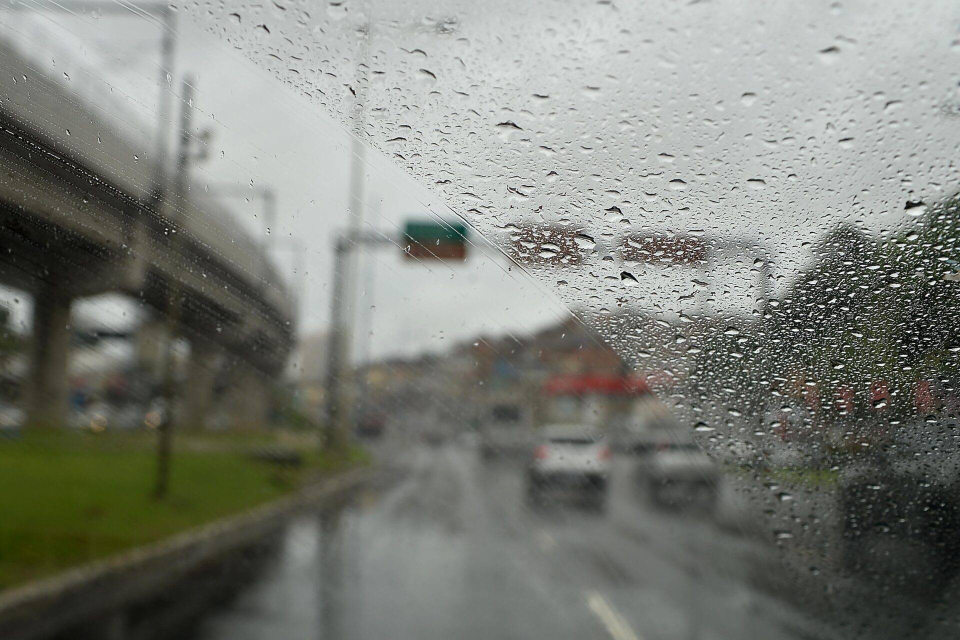 Feriadão começa com chuva intensa em Salvador