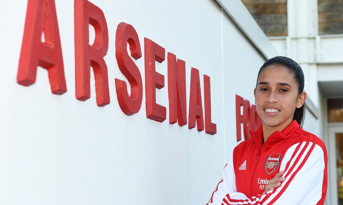 Avião com equipe feminina do Arsenal pega fogo em decolagem; Atleta baiana estava no vôo