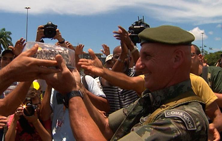 Demitido, ex-ministro do GSI foi exonerado na Bahia após receber bolo de aniversário de policiais grevistas