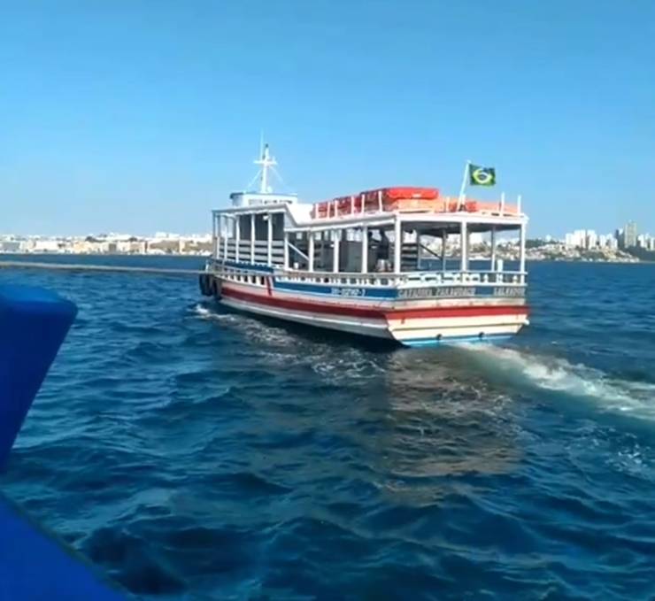 Lanchinha precisa ser rebocada durante travessia Salvador-Mar Grande; vídeo