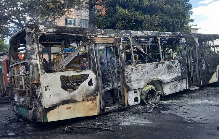 Após dez dias, mais um ônibus é incendiado por bandidos no bairro de Sussuarana