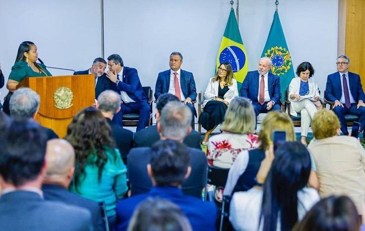 Lula assina projeto de lei que garante verba para pagar piso nacional da enfermagem