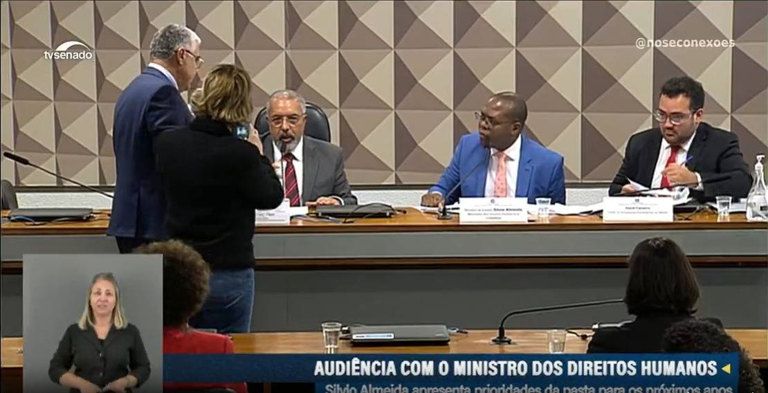 Vice-líder da oposição no Senado tenta dar feto de plástico a ministro Silvio Almeida, que rejeita: "Isso é um escárnio"