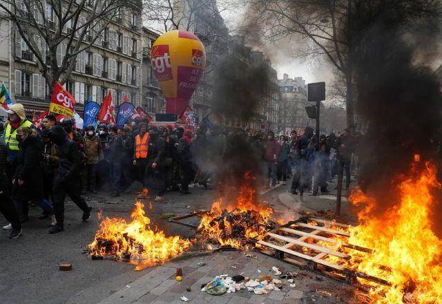 França usa feriado de Primeiro de Maio para intensificar protestos contra reforma