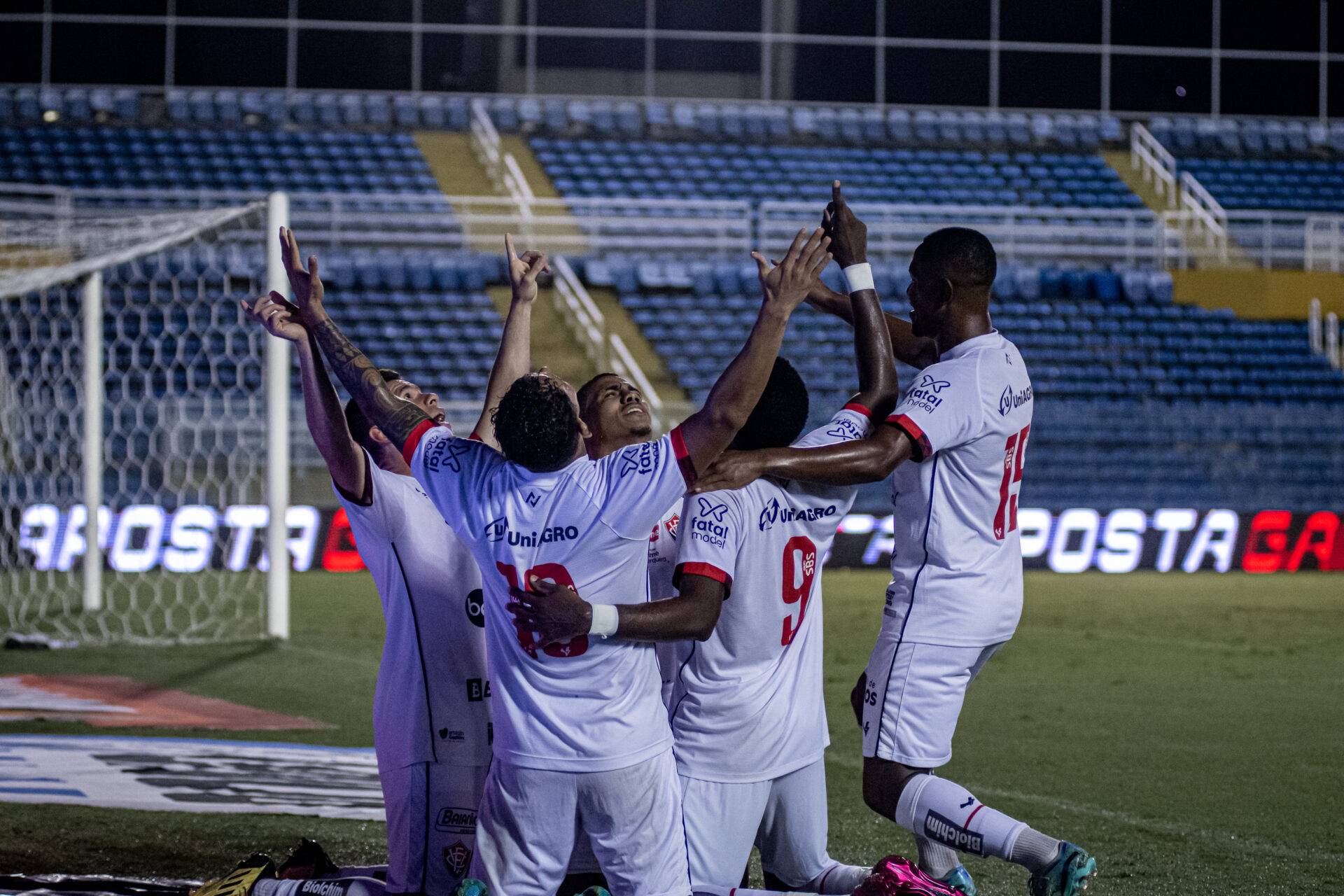 Vitória derrota campeão do nordeste e segue com 100% na Série B