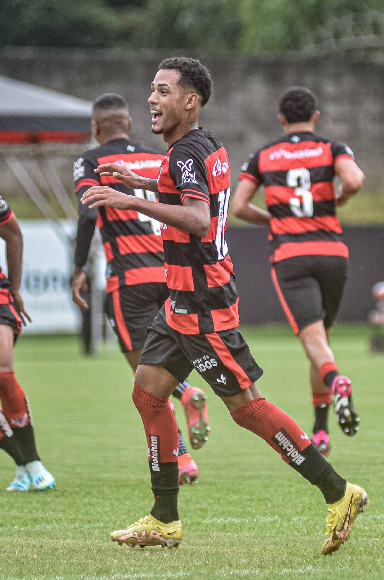 Vitória e Conquista avançam às semifinais do Baianão sub-20