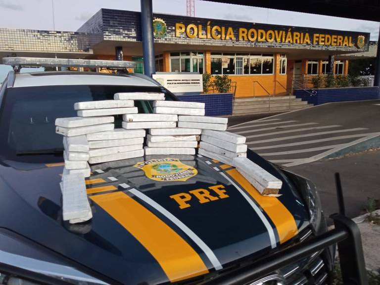 Homem é preso com carga de 27 kg de maconha em ônibus de viagem