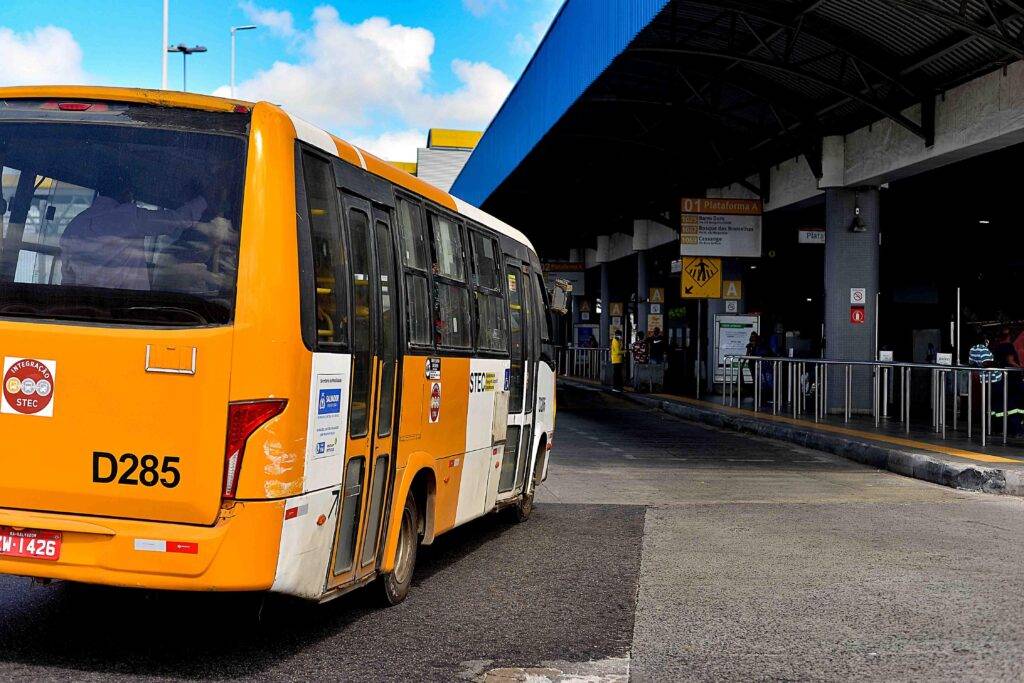 Mais de 200 ônibus 'amarelinhos' farão linhas especiais durante a paralisação dos rodoviários neste domingo