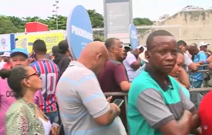 Torcedores do Bahia esperam horas para comprar ingressos de jogo contra o Flamengo; assista