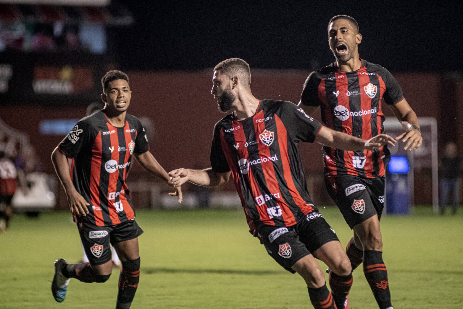 Vitória vence CRB no apagar das luzes e se mantém na liderança da Série B