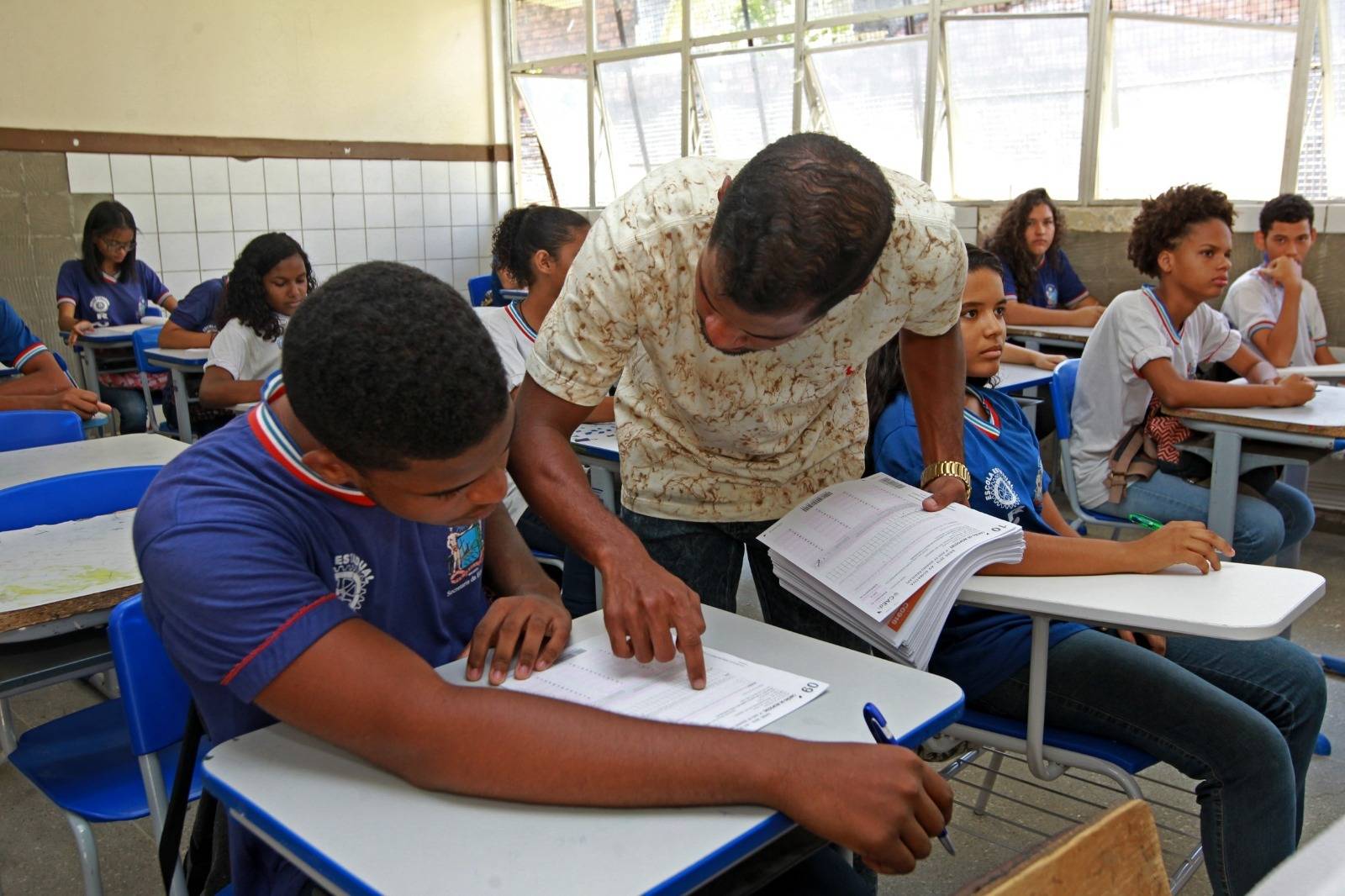 Projetos de lei com reajustes e promoções para servidores estaduais são encaminhados à AL-BA