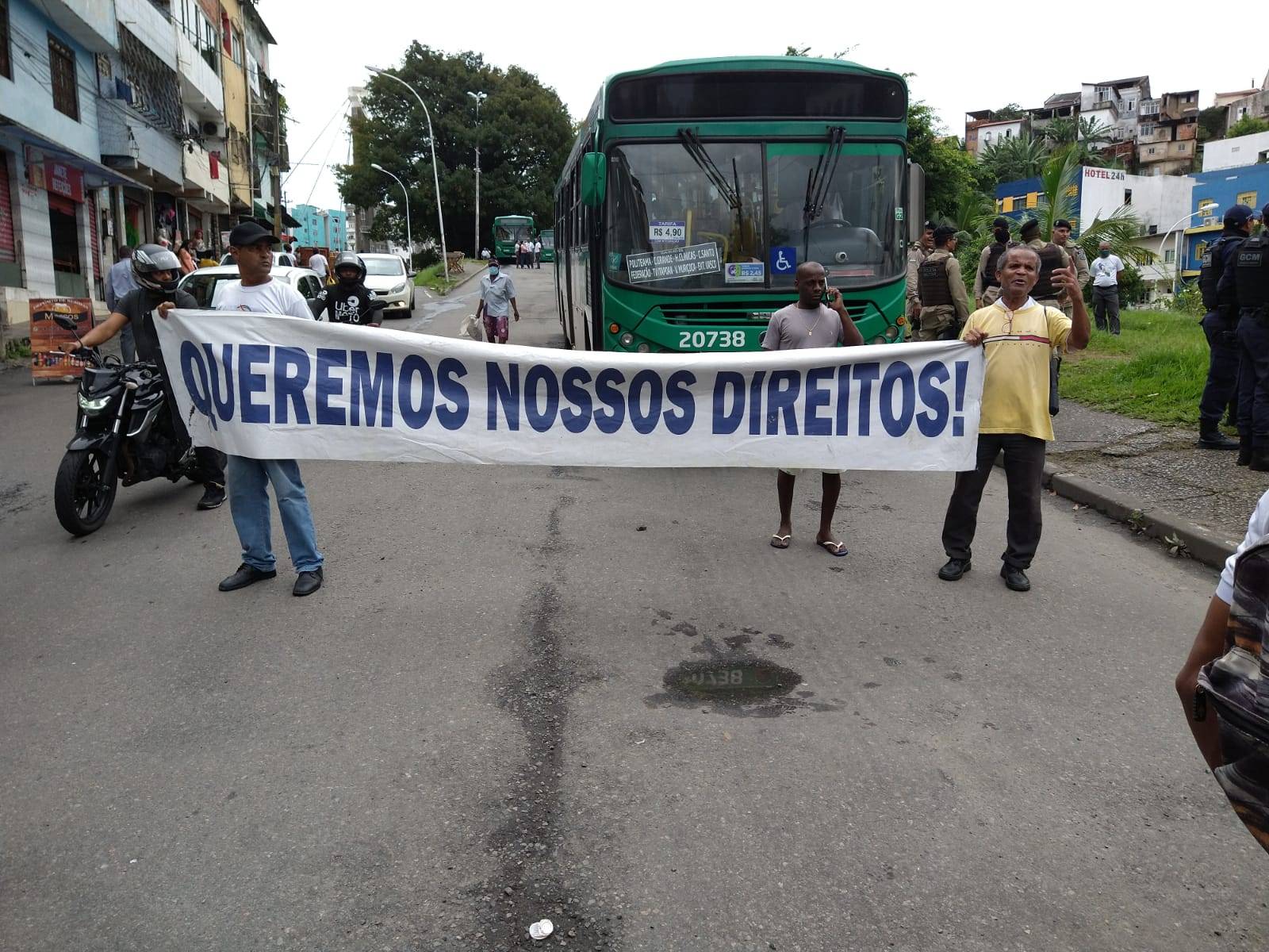 Rodoviários fecham Estação da Lapa durante protesto por pagamentos de indenizações e PM é acionada