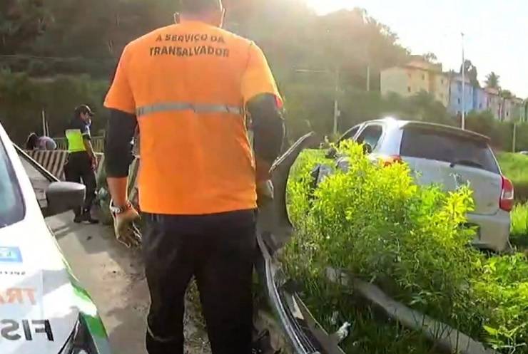 Acidente entre carro e moto deixa duas pessoas gravemente feridas na Av. 29 de Março